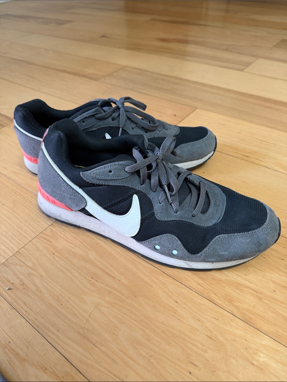 Nike Venture Sneakers! Size 11.5